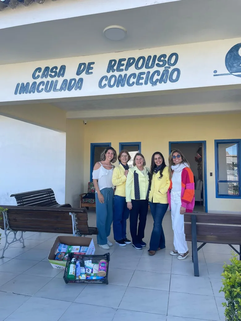 Entrega das doações na Casa de Repouso Imaculada Conceição, com as caixas de alimentos e produtos de higiene